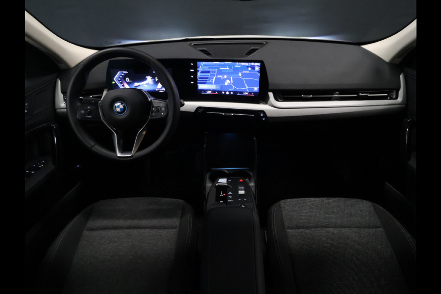 BMW iX2 eDrive20 67 kWh [APPLE CARPLAY, ANDROID, CRUISE CONTROL, DIGITAL DASH, CAMERA, PDC V+A, SPORT, CLIMATE CONTROL, ELEKTRISCHE ACHTERKLEP,  NAVIGATIE, BLUETOOTH, NIEUWSTAAT]