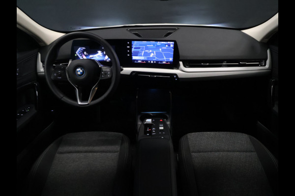 BMW iX2 eDrive20 67 kWh [APPLE CARPLAY, ANDROID, CRUISE CONTROL, DIGITAL DASH, CAMERA, PDC V+A, SPORT, CLIMATE CONTROL, ELEKTRISCHE ACHTERKLEP,  NAVIGATIE, BLUETOOTH, NIEUWSTAAT]