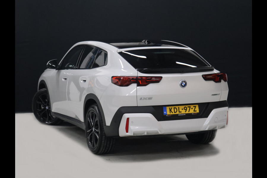 BMW iX2 eDrive20 67 kWh [APPLE CARPLAY, ANDROID, CRUISE CONTROL, DIGITAL DASH, CAMERA, PDC V+A, SPORT, CLIMATE CONTROL, ELEKTRISCHE ACHTERKLEP,  NAVIGATIE, BLUETOOTH, NIEUWSTAAT]