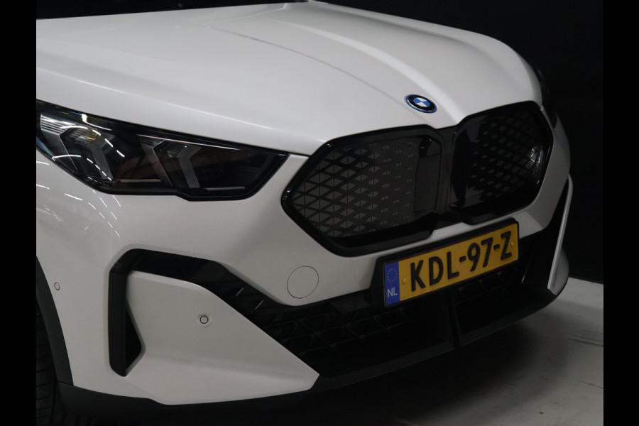 BMW iX2 eDrive20 67 kWh [APPLE CARPLAY, ANDROID, CRUISE CONTROL, DIGITAL DASH, CAMERA, PDC V+A, SPORT, CLIMATE CONTROL, ELEKTRISCHE ACHTERKLEP,  NAVIGATIE, BLUETOOTH, NIEUWSTAAT]