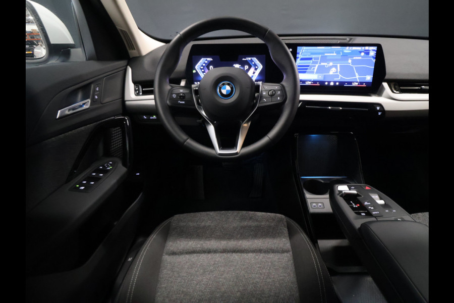 BMW iX2 eDrive20 67 kWh [APPLE CARPLAY, ANDROID, CRUISE CONTROL, DIGITAL DASH, CAMERA, PDC V+A, SPORT, CLIMATE CONTROL, ELEKTRISCHE ACHTERKLEP,  NAVIGATIE, BLUETOOTH, NIEUWSTAAT]