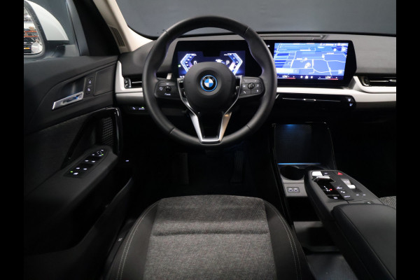 BMW iX2 eDrive20 67 kWh [APPLE CARPLAY, ANDROID, CRUISE CONTROL, DIGITAL DASH, CAMERA, PDC V+A, SPORT, CLIMATE CONTROL, ELEKTRISCHE ACHTERKLEP,  NAVIGATIE, BLUETOOTH, NIEUWSTAAT]