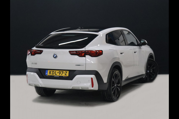 BMW iX2 eDrive20 67 kWh [APPLE CARPLAY, ANDROID, CRUISE CONTROL, DIGITAL DASH, CAMERA, PDC V+A, SPORT, CLIMATE CONTROL, ELEKTRISCHE ACHTERKLEP,  NAVIGATIE, BLUETOOTH, NIEUWSTAAT]