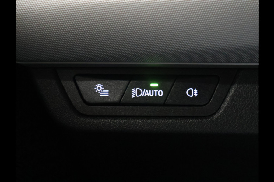 BMW iX2 eDrive20 67 kWh [APPLE CARPLAY, ANDROID, CRUISE CONTROL, DIGITAL DASH, CAMERA, PDC V+A, SPORT, CLIMATE CONTROL, ELEKTRISCHE ACHTERKLEP,  NAVIGATIE, BLUETOOTH, NIEUWSTAAT]
