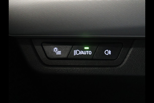 BMW iX2 eDrive20 67 kWh [APPLE CARPLAY, ANDROID, CRUISE CONTROL, DIGITAL DASH, CAMERA, PDC V+A, SPORT, CLIMATE CONTROL, ELEKTRISCHE ACHTERKLEP,  NAVIGATIE, BLUETOOTH, NIEUWSTAAT]