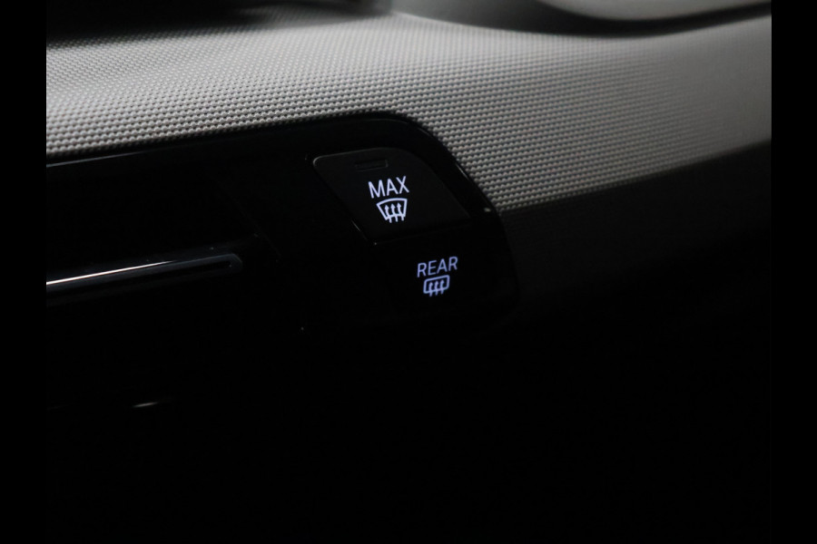 BMW iX2 eDrive20 67 kWh [APPLE CARPLAY, ANDROID, CRUISE CONTROL, DIGITAL DASH, CAMERA, PDC V+A, SPORT, CLIMATE CONTROL, ELEKTRISCHE ACHTERKLEP,  NAVIGATIE, BLUETOOTH, NIEUWSTAAT]