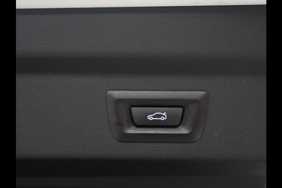 BMW iX2 eDrive20 67 kWh [APPLE CARPLAY, ANDROID, CRUISE CONTROL, DIGITAL DASH, CAMERA, PDC V+A, SPORT, CLIMATE CONTROL, ELEKTRISCHE ACHTERKLEP,  NAVIGATIE, BLUETOOTH, NIEUWSTAAT]