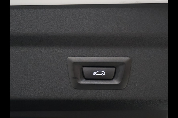 BMW iX2 eDrive20 67 kWh [APPLE CARPLAY, ANDROID, CRUISE CONTROL, DIGITAL DASH, CAMERA, PDC V+A, SPORT, CLIMATE CONTROL, ELEKTRISCHE ACHTERKLEP,  NAVIGATIE, BLUETOOTH, NIEUWSTAAT]