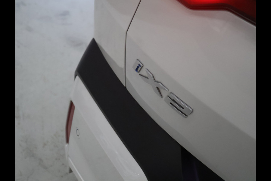 BMW iX2 eDrive20 67 kWh [APPLE CARPLAY, ANDROID, CRUISE CONTROL, DIGITAL DASH, CAMERA, PDC V+A, SPORT, CLIMATE CONTROL, ELEKTRISCHE ACHTERKLEP,  NAVIGATIE, BLUETOOTH, NIEUWSTAAT]