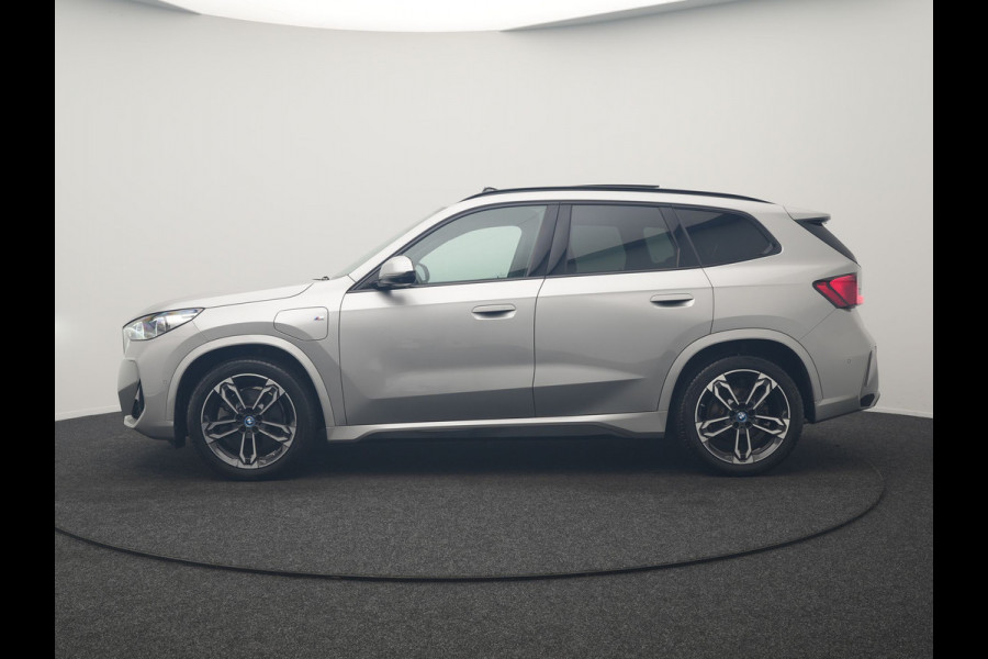 BMW X1 xDrive30e M Sport PHEV 326pk Dealer O.H. | SOH 95,9% | Trekhaak Af Fabriek | Panodak | Head Up | Adaptive Cruise | 360 Camera | Harman / Kardon | Alcantara Sportstoelen Massage & Memory | BLIS | Keyless | Stuur Verwarmd | Navigatie  Plug In Hybrid |