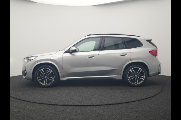 BMW X1 xDrive30e M Sport PHEV 326pk Dealer O.H. | SOH 95,9% | Trekhaak Af Fabriek | Panodak | Head Up | Adaptive Cruise | 360 Camera | Harman / Kardon | Alcantara Sportstoelen Massage & Memory | BLIS | Keyless | Stuur Verwarmd | Navigatie  Plug In Hybrid |
