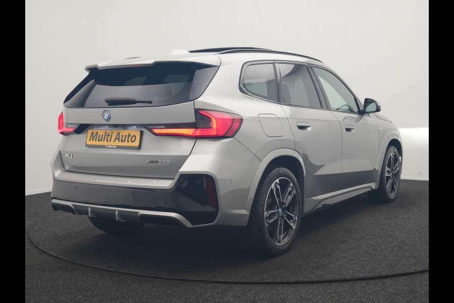 BMW X1 xDrive30e M Sport PHEV 326pk Dealer O.H. | SOH 95,9% | Trekhaak Af Fabriek | Panodak | Head Up | Adaptive Cruise | 360 Camera | Harman / Kardon | Alcantara Sportstoelen Massage & Memory | BLIS | Keyless | Stuur Verwarmd | Navigatie  Plug In Hybrid |