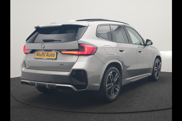 BMW X1 xDrive30e M Sport PHEV 326pk Dealer O.H. | SOH 95,9% | Trekhaak Af Fabriek | Panodak | Head Up | Adaptive Cruise | 360 Camera | Harman / Kardon | Alcantara Sportstoelen Massage & Memory | BLIS | Keyless | Stuur Verwarmd | Navigatie  Plug In Hybrid |