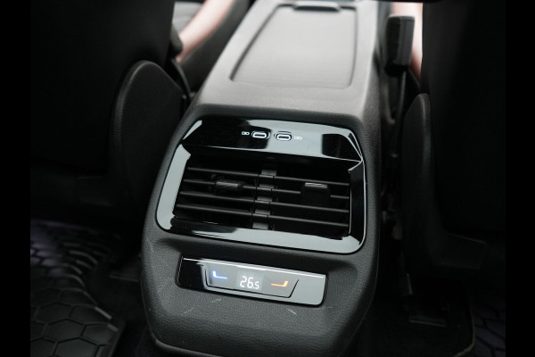 Volkswagen ID.4 Tech 77 kWh 204pk Dealer O.H. | Panodak | Adaptive Cruise | Head Up | 360 Camera | Warmtepomp | IQ Light | Alcantara Sportstoelen Memory & Massage | Stoelen & Stuur Verwarmd | Sfeerverlichting | Keyless | BLIS | 20"L.M |