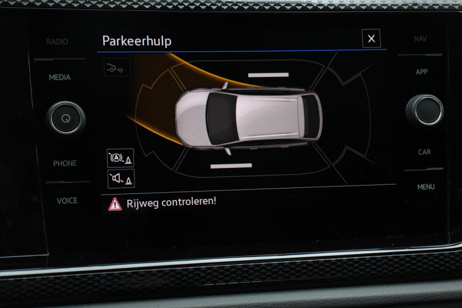 Volkswagen Taigo 1.0 TSI 110pk Automaat Life Navigatie Apple Carplay/Android Auto Wireless Adaptive Cruise Control Parkeersensoren Camera Blind Spot Assist Park Assist Afneembare trekhaak Stoelverwarming Virtual Cockpit Ledverlichting Climatronic