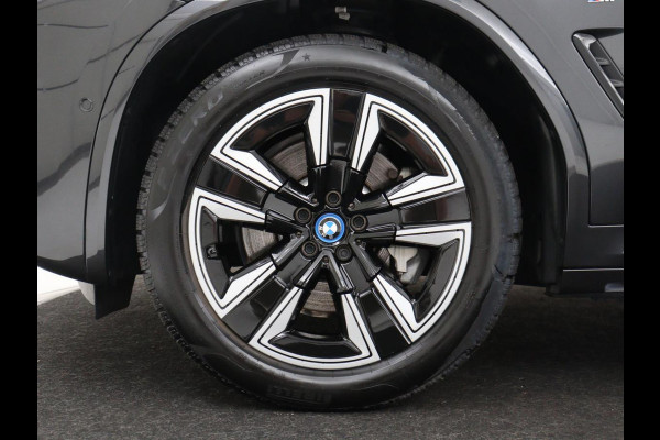 BMW iX3 M Sport Executive 80 kWh | SOH 93,8% | Panoramadak | Leder | Stoelverwarming | Adaptive cruise | Carplay | Sfeerverlichting | Camera | Park assist | Elektrische achterklep | PHEV
