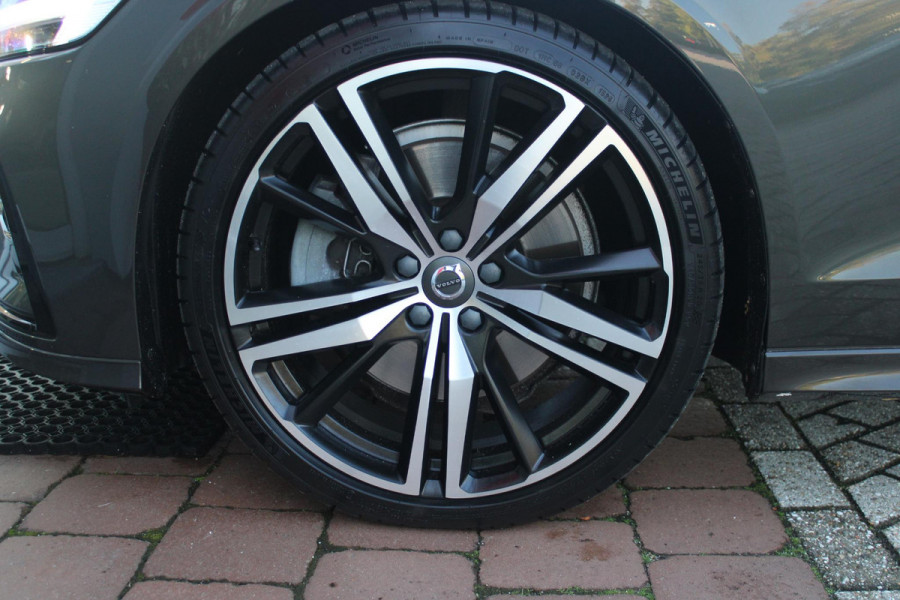 Volvo S60 2.0 B5 250PK AUTOMAAT R-DESIGN 20'' | PANORAMISCH SCHUIF/KANTELDAK | PREMIUM AUDIO BY HARMAN KARDON | 20" 5-TRIPPLE SPAAKS BLACK/DIAMAND CUT LICHTMETALEN VELGEN | BLINDSPOT INFOMATION SYSTEM (BLIS) | VERWARMDE VOORRUIT |VERWARMDE AQUABLADE RUITENWISSERBLADEN | PILOT ASSIST | APPLE CARPLAY / ANDROID AUTO | DODEHOEKDETECTIE |  ADAPTIEVE CRUISECONTROL | R-DESIGN BEKLEDING MET NAPPA LEDER I.C.M. OPEN GRID TEXTIEL | ELEKTRISCH VERSTELBARE CONTOUR STOELEN (SPORTSTOELEN) MET GEHEUGEN OP BEIDE VOORSTOELEN (POWERSEATS) |VERWARMDE VOORSTOELEN EN ACHTERBANK | VERWARMD STUURWIEL |