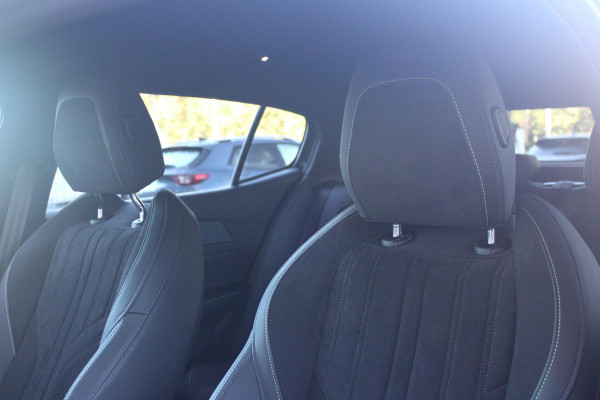 Peugeot 408 1.2 Hybrid 145PK AUTOMAAT GT | 360° CAMERA | ELEKTRISCH VERSTELBARE BESTUURDERSSTOEL MET GEHEUGEN EN VERSTELBARE ZITVERLENGER | STOEL VERWARMING | STUURVERWARMING | LEDER / ALCANTARA | DODEHOEK DETECTIE | KEYLESS ENTRY/START | ADAPTIVE CRUISE CONTROL | NAVIGATIE | DRAADLOZE APPLE CARPLAY/ANDROID AUTO | PARKEERSENSOREN VOOR + ACHTER | LED MATRIX KOPLAMPEN | 19" LICHTMETALEN VELGEN | ELEKTRISCH BEDIENBARE ACHTERKLEP | CLIMATE CONTROL | STUUR VERWARMING |