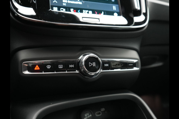 Volvo C40 Recharge Core 69 kWh 231pk Dealer O.H. | SOH 93,8% | Panodak | Camera | Google Assistent | Lederen Sportstoelen & Stuur Verwarmd | Apple Carplay | Cruise Control | Navigatie | DAB |