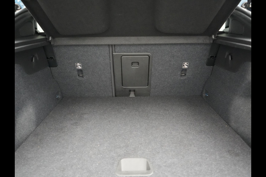 Volvo C40 Recharge Core 69 kWh 231pk Dealer O.H. | SOH 93,8% | Panodak | Camera | Google Assistent | Lederen Sportstoelen & Stuur Verwarmd | Apple Carplay | Cruise Control | Navigatie | DAB |