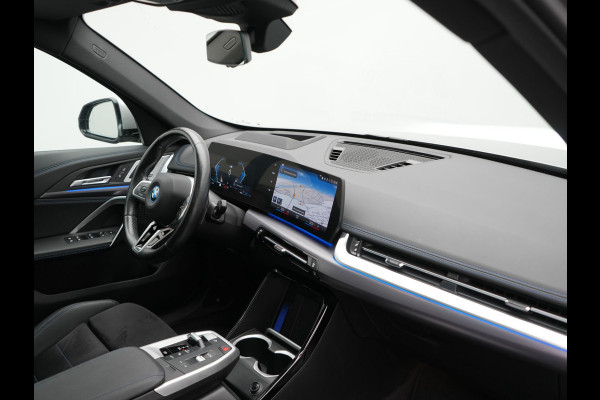 BMW X1 xDrive30e M Sport PHEV 326pk Dealer O.H. | SOH 95,9% | Trekhaak Af Fabriek | Panodak | Head Up | Adaptive Cruise | 360 Camera | Harman / Kardon | Alcantara Sportstoelen Massage & Memory | BLIS | Keyless | Stuur Verwarmd | Navigatie  Plug In Hybrid |