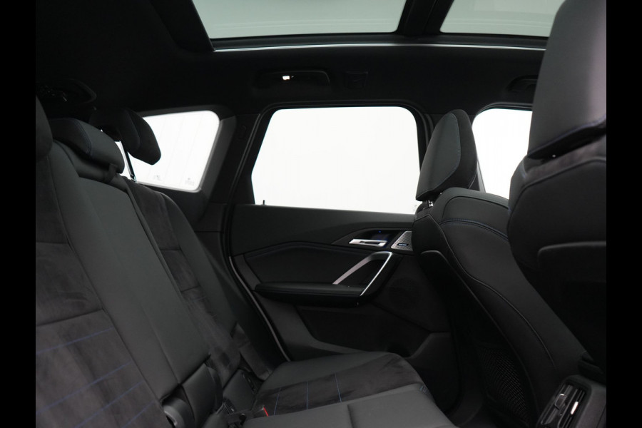 BMW X1 xDrive30e M Sport PHEV 326pk Dealer O.H. | SOH 95,9% | Trekhaak Af Fabriek | Panodak | Head Up | Adaptive Cruise | 360 Camera | Harman / Kardon | Alcantara Sportstoelen Massage & Memory | BLIS | Keyless | Stuur Verwarmd | Navigatie  Plug In Hybrid |