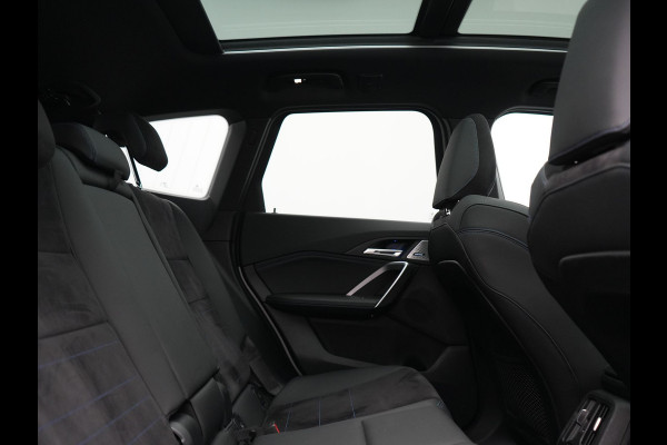 BMW X1 xDrive30e M Sport PHEV 326pk Dealer O.H. | SOH 95,9% | Trekhaak Af Fabriek | Panodak | Head Up | Adaptive Cruise | 360 Camera | Harman / Kardon | Alcantara Sportstoelen Massage & Memory | BLIS | Keyless | Stuur Verwarmd | Navigatie  Plug In Hybrid |