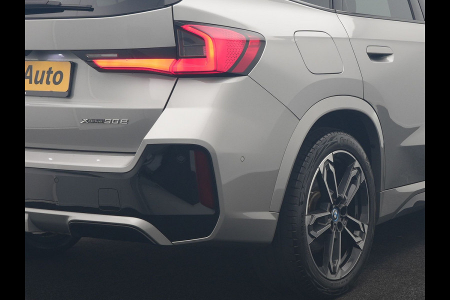 BMW X1 xDrive30e M Sport PHEV 326pk Dealer O.H. | SOH 95,9% | Trekhaak Af Fabriek | Panodak | Head Up | Adaptive Cruise | 360 Camera | Harman / Kardon | Alcantara Sportstoelen Massage & Memory | BLIS | Keyless | Stuur Verwarmd | Navigatie  Plug In Hybrid |