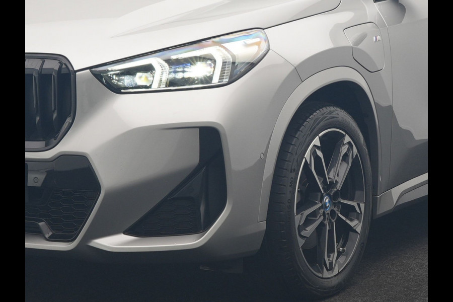 BMW X1 xDrive30e M Sport PHEV 326pk Dealer O.H. | SOH 95,9% | Trekhaak Af Fabriek | Panodak | Head Up | Adaptive Cruise | 360 Camera | Harman / Kardon | Alcantara Sportstoelen Massage & Memory | BLIS | Keyless | Stuur Verwarmd | Navigatie  Plug In Hybrid |