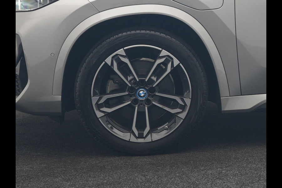 BMW X1 xDrive30e M Sport PHEV 326pk Dealer O.H. | SOH 95,9% | Trekhaak Af Fabriek | Panodak | Head Up | Adaptive Cruise | 360 Camera | Harman / Kardon | Alcantara Sportstoelen Massage & Memory | BLIS | Keyless | Stuur Verwarmd | Navigatie  Plug In Hybrid |