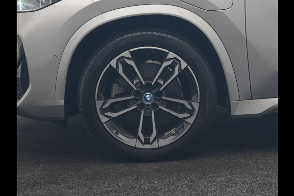 BMW X1 xDrive30e M Sport PHEV 326pk Dealer O.H. | SOH 95,9% | Trekhaak Af Fabriek | Panodak | Head Up | Adaptive Cruise | 360 Camera | Harman / Kardon | Alcantara Sportstoelen Massage & Memory | BLIS | Keyless | Stuur Verwarmd | Navigatie  Plug In Hybrid |