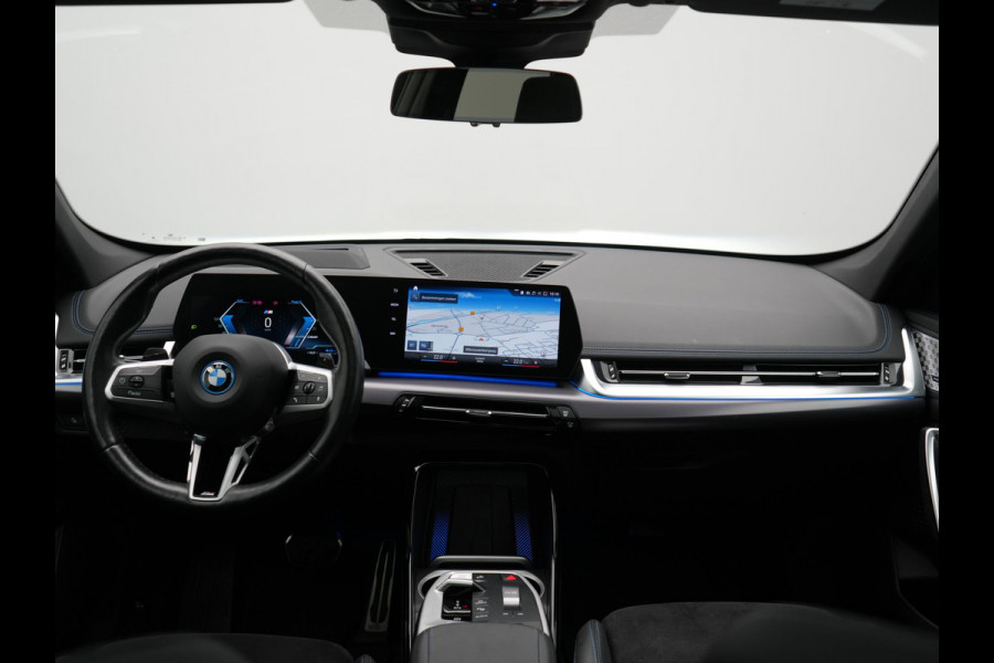 BMW X1 xDrive30e M Sport PHEV 326pk Dealer O.H. | SOH 95,9% | Trekhaak Af Fabriek | Panodak | Head Up | Adaptive Cruise | 360 Camera | Harman / Kardon | Alcantara Sportstoelen Massage & Memory | BLIS | Keyless | Stuur Verwarmd | Navigatie  Plug In Hybrid |