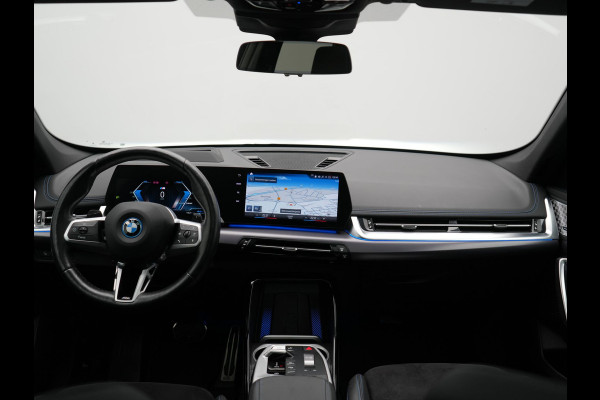 BMW X1 xDrive30e M Sport PHEV 326pk Dealer O.H. | SOH 95,9% | Trekhaak Af Fabriek | Panodak | Head Up | Adaptive Cruise | 360 Camera | Harman / Kardon | Alcantara Sportstoelen Massage & Memory | BLIS | Keyless | Stuur Verwarmd | Navigatie  Plug In Hybrid |
