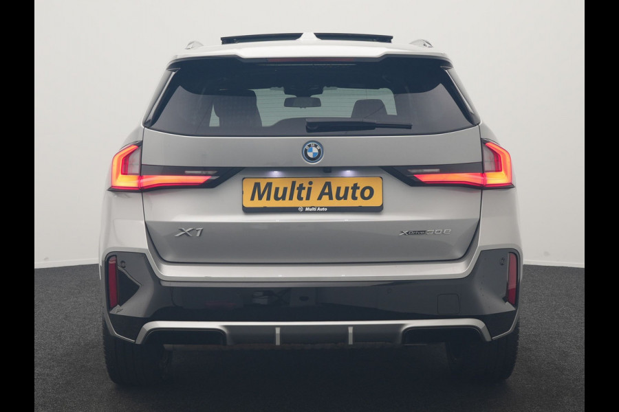 BMW X1 xDrive30e M Sport PHEV 326pk Dealer O.H. | SOH 95,9% | Trekhaak Af Fabriek | Panodak | Head Up | Adaptive Cruise | 360 Camera | Harman / Kardon | Alcantara Sportstoelen Massage & Memory | BLIS | Keyless | Stuur Verwarmd | Navigatie  Plug In Hybrid |