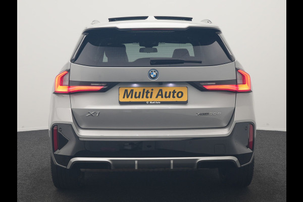 BMW X1 xDrive30e M Sport PHEV 326pk Dealer O.H. | SOH 95,9% | Trekhaak Af Fabriek | Panodak | Head Up | Adaptive Cruise | 360 Camera | Harman / Kardon | Alcantara Sportstoelen Massage & Memory | BLIS | Keyless | Stuur Verwarmd | Navigatie  Plug In Hybrid |