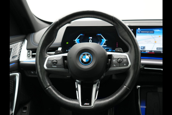 BMW X1 xDrive30e M Sport PHEV 326pk Dealer O.H. | SOH 95,9% | Trekhaak Af Fabriek | Panodak | Head Up | Adaptive Cruise | 360 Camera | Harman / Kardon | Alcantara Sportstoelen Massage & Memory | BLIS | Keyless | Stuur Verwarmd | Navigatie  Plug In Hybrid |