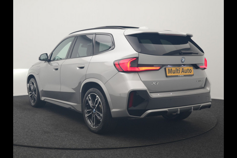 BMW X1 xDrive30e M Sport PHEV 326pk Dealer O.H. | SOH 95,9% | Trekhaak Af Fabriek | Panodak | Head Up | Adaptive Cruise | 360 Camera | Harman / Kardon | Alcantara Sportstoelen Massage & Memory | BLIS | Keyless | Stuur Verwarmd | Navigatie  Plug In Hybrid |