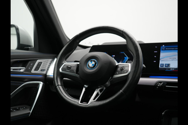 BMW X1 xDrive30e M Sport PHEV 326pk Dealer O.H. | SOH 95,9% | Trekhaak Af Fabriek | Panodak | Head Up | Adaptive Cruise | 360 Camera | Harman / Kardon | Alcantara Sportstoelen Massage & Memory | BLIS | Keyless | Stuur Verwarmd | Navigatie  Plug In Hybrid |
