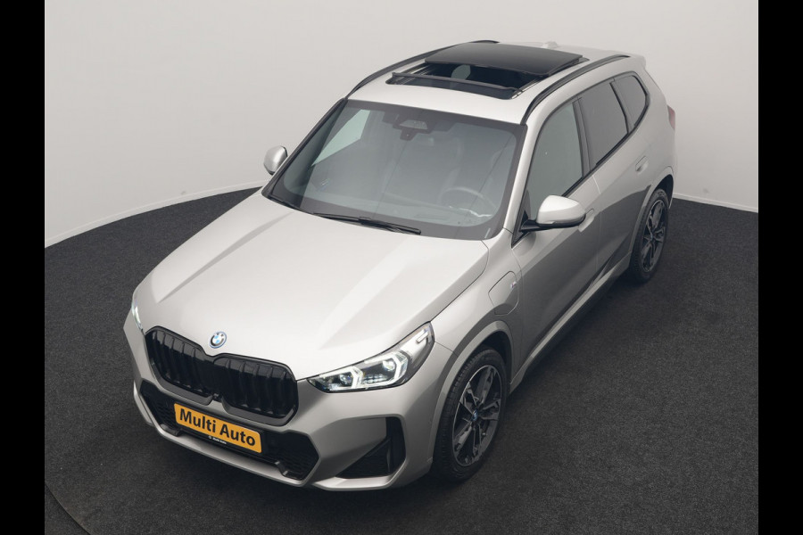 BMW X1 xDrive30e M Sport PHEV 326pk Dealer O.H. | SOH 95,9% | Trekhaak Af Fabriek | Panodak | Head Up | Adaptive Cruise | 360 Camera | Harman / Kardon | Alcantara Sportstoelen Massage & Memory | BLIS | Keyless | Stuur Verwarmd | Navigatie  Plug In Hybrid |