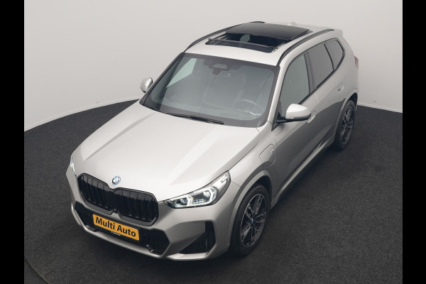 BMW X1 xDrive30e M Sport PHEV 326pk Dealer O.H. | SOH 95,9% | Trekhaak Af Fabriek | Panodak | Head Up | Adaptive Cruise | 360 Camera | Harman / Kardon | Alcantara Sportstoelen Massage & Memory | BLIS | Keyless | Stuur Verwarmd | Navigatie  Plug In Hybrid |
