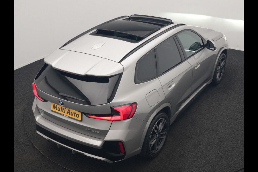 BMW X1 xDrive30e M Sport PHEV 326pk Dealer O.H. | SOH 95,9% | Trekhaak Af Fabriek | Panodak | Head Up | Adaptive Cruise | 360 Camera | Harman / Kardon | Alcantara Sportstoelen Massage & Memory | BLIS | Keyless | Stuur Verwarmd | Navigatie  Plug In Hybrid |