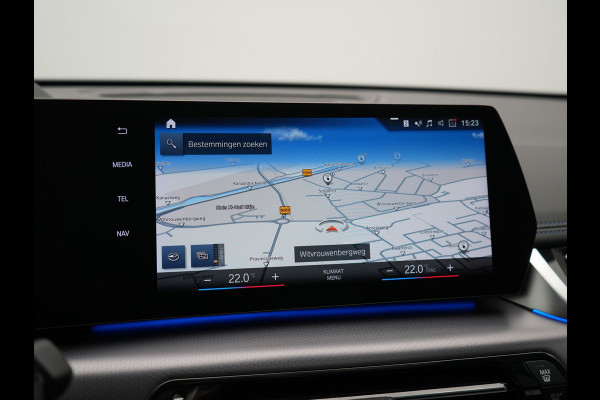BMW X1 xDrive30e M Sport PHEV 326pk Dealer O.H. | SOH 95,9% | Trekhaak Af Fabriek | Panodak | Head Up | Adaptive Cruise | 360 Camera | Harman / Kardon | Alcantara Sportstoelen Massage & Memory | BLIS | Keyless | Stuur Verwarmd | Navigatie  Plug In Hybrid |