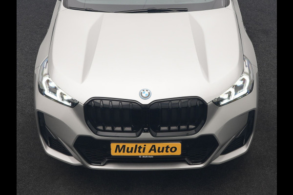 BMW X1 xDrive30e M Sport PHEV 326pk Dealer O.H. | SOH 95,9% | Trekhaak Af Fabriek | Panodak | Head Up | Adaptive Cruise | 360 Camera | Harman / Kardon | Alcantara Sportstoelen Massage & Memory | BLIS | Keyless | Stuur Verwarmd | Navigatie  Plug In Hybrid |