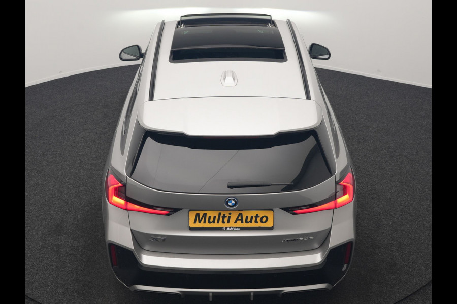 BMW X1 xDrive30e M Sport PHEV 326pk Dealer O.H. | SOH 95,9% | Trekhaak Af Fabriek | Panodak | Head Up | Adaptive Cruise | 360 Camera | Harman / Kardon | Alcantara Sportstoelen Massage & Memory | BLIS | Keyless | Stuur Verwarmd | Navigatie  Plug In Hybrid |