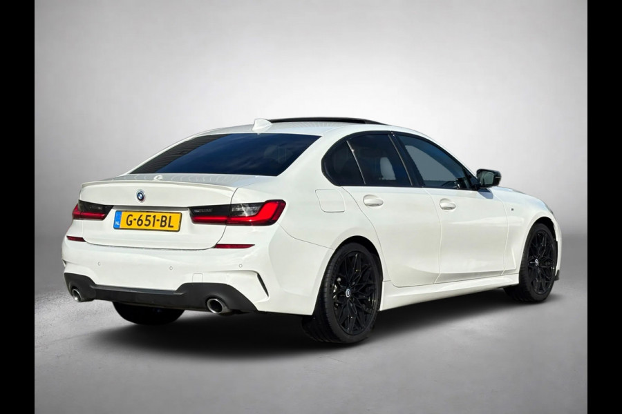 BMW 3-serie 330i High Executive Edition M-sport (NL-auto, Dealer OndH, Panorama, Navi, StoelV, Stuur VerW, Etc)