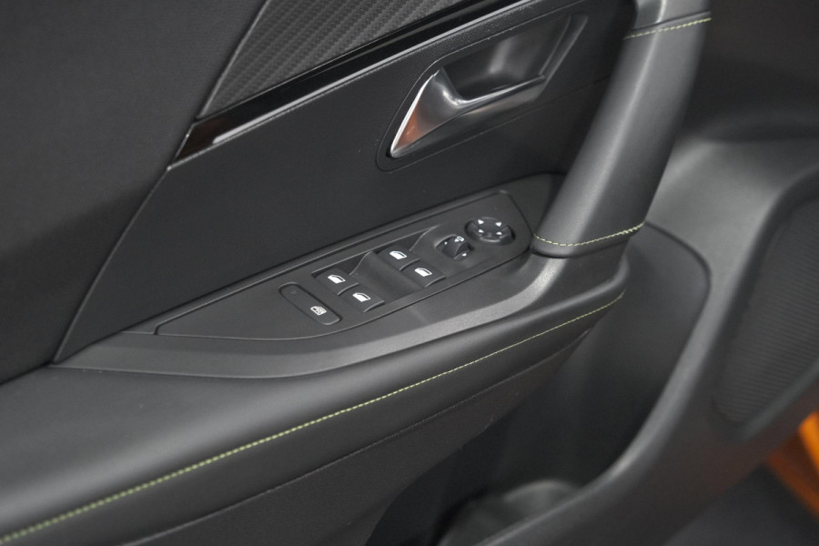 Peugeot 2008 PureTech 130 GT Pack | Leer-pakket | Camera | Dodehoekdetectie | Apple Carplay | Stoelverwarming