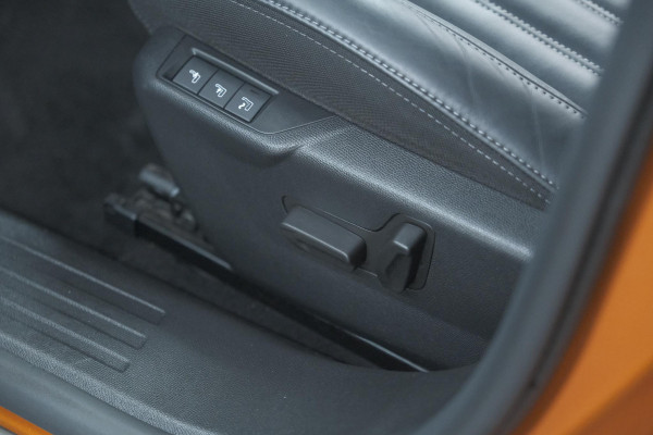 Peugeot 2008 PureTech 130 GT Pack | Leer-pakket | Camera | Dodehoekdetectie | Apple Carplay | Stoelverwarming