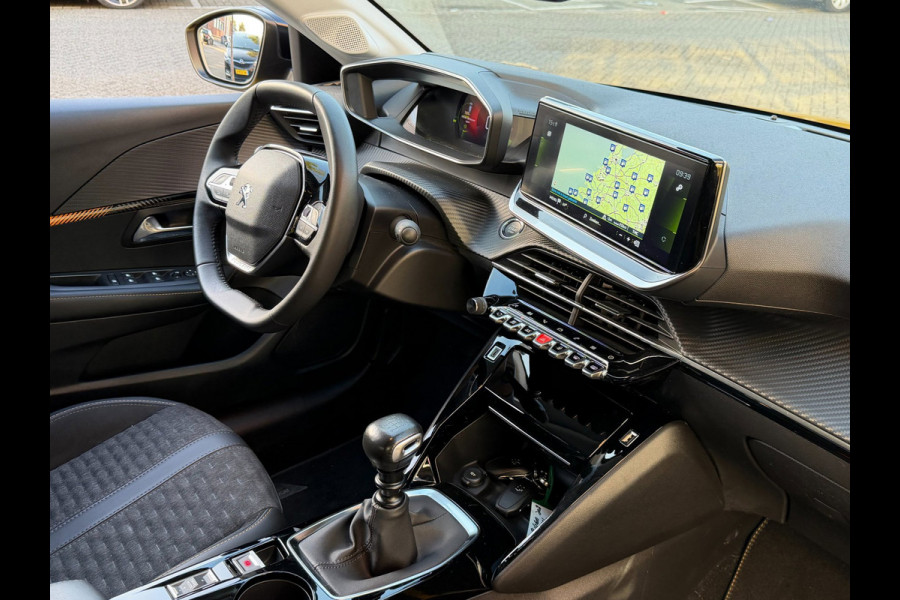 Peugeot 208 1.2 PureTech Road Trip uitv. - Navigatie / Apple Carplay I Airco I LED I DPC I Sport pakket I Dealer onderhouden