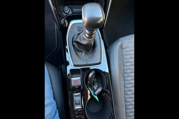 Peugeot 208 1.2 PureTech Road Trip uitv. - Navigatie / Apple Carplay I Airco I LED I DPC I Sport pakket I Dealer onderhouden