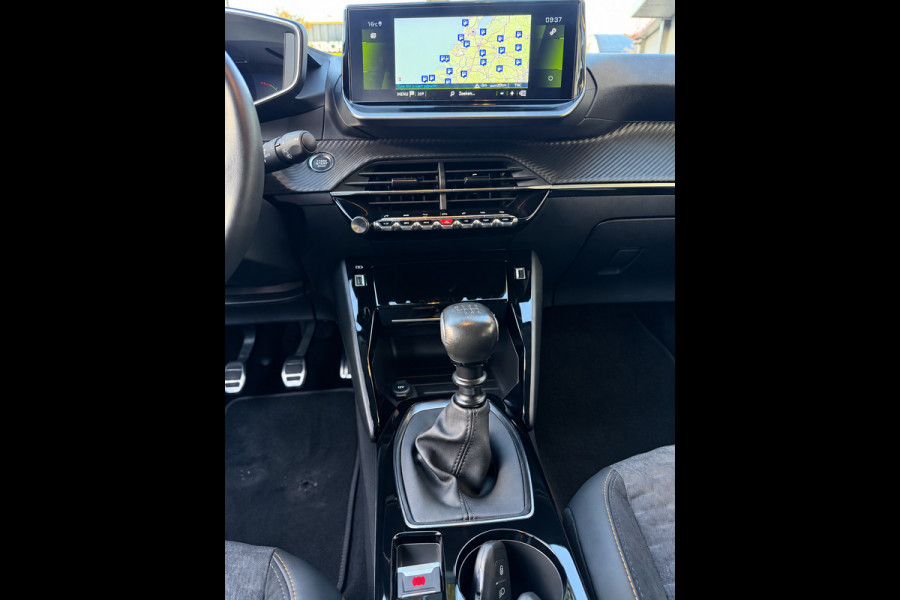 Peugeot 208 1.2 PureTech Road Trip uitv. - Navigatie / Apple Carplay I Airco I LED I DPC I Sport pakket I Dealer onderhouden